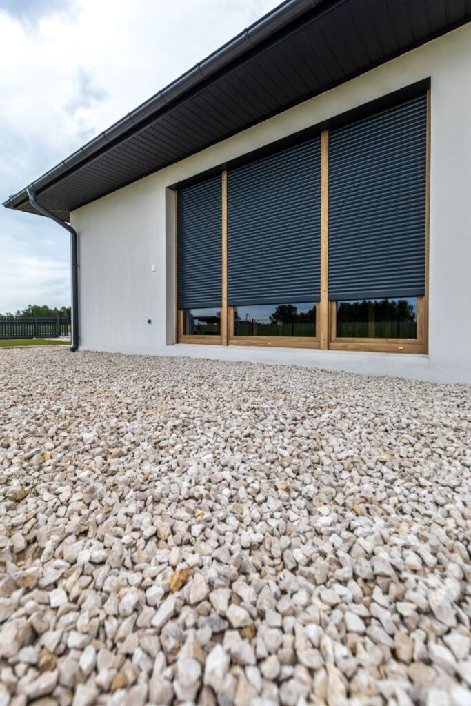 vonkajšia podomietková hliníková roleta, rodinný dom, okres Bratislava, rolety na novostavbu, tieniaca technika na mieru, vidode 3