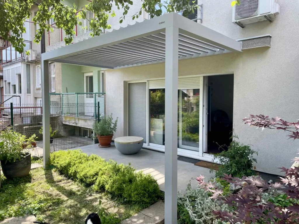 Pergoly 2 Pergola na mieru, bytový dom Bratislava, montáž na mieru